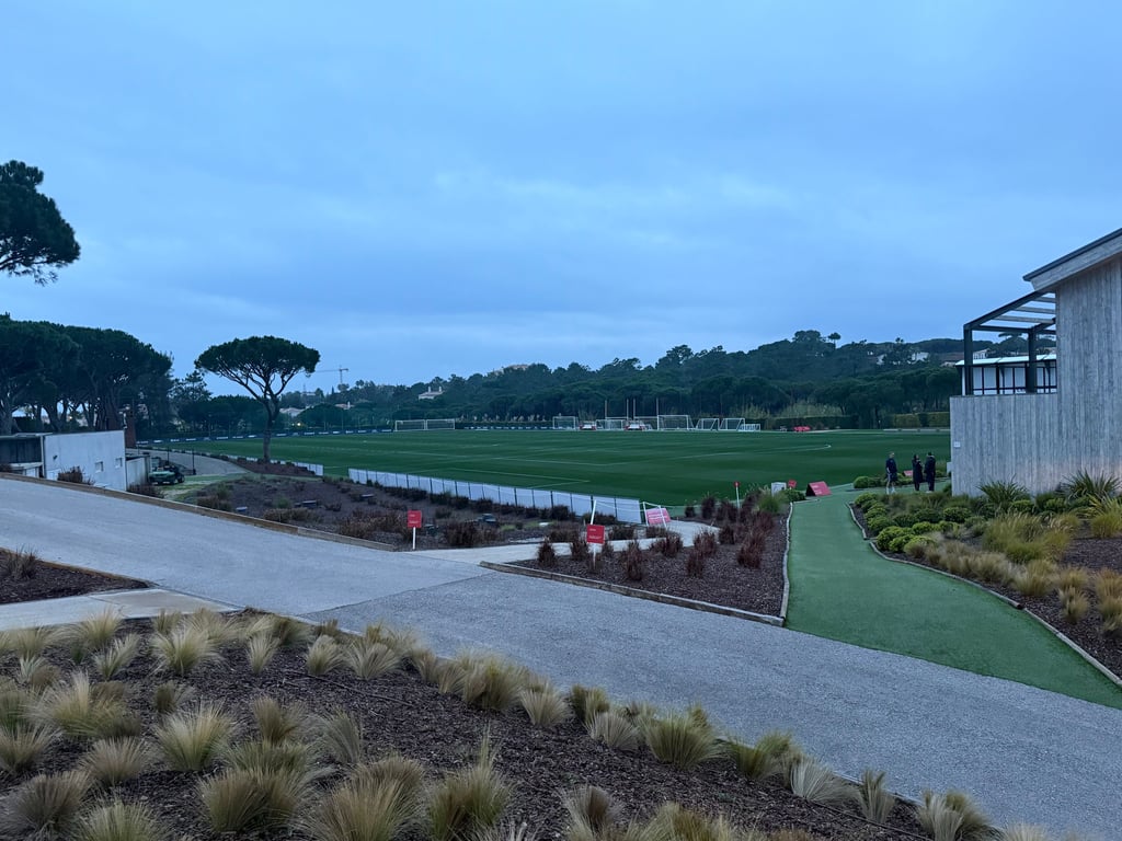 Der RB-Trainingsplatz am Abend auf dem "The Campus"-Gelände in Almancil
