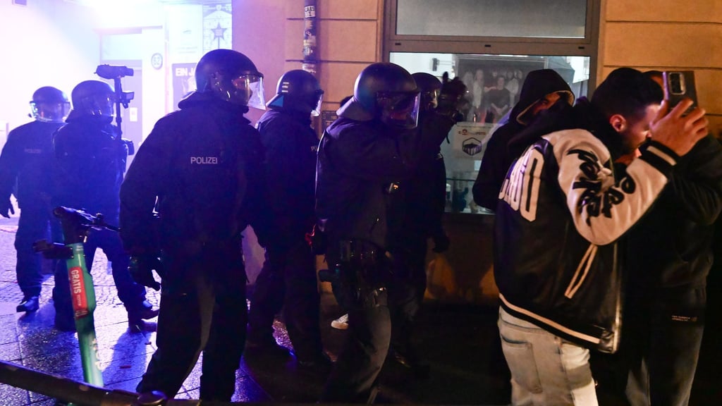 Die Polizei wurde erneut in der Silvesternacht immer wieder mit Feuerwerkskörpern angegriffen.
