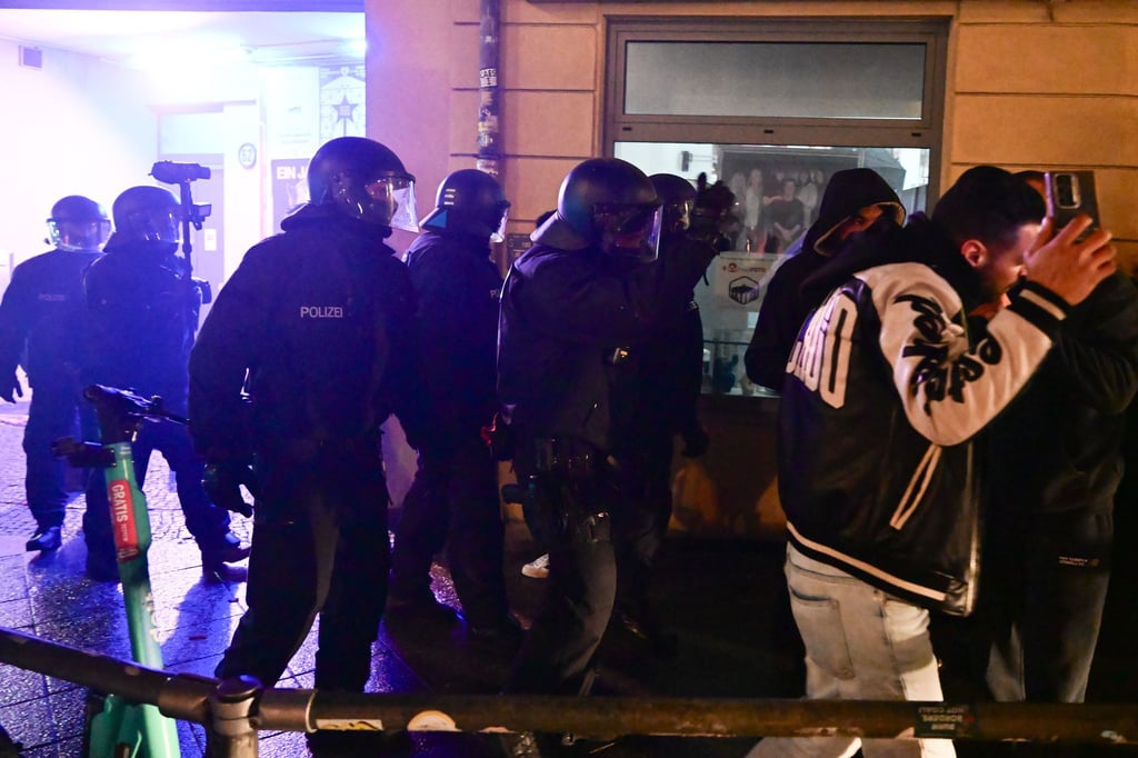 Die Polizei wurde erneut in der Silvesternacht immer wieder mit Feuerwerkskörpern angegriffen.