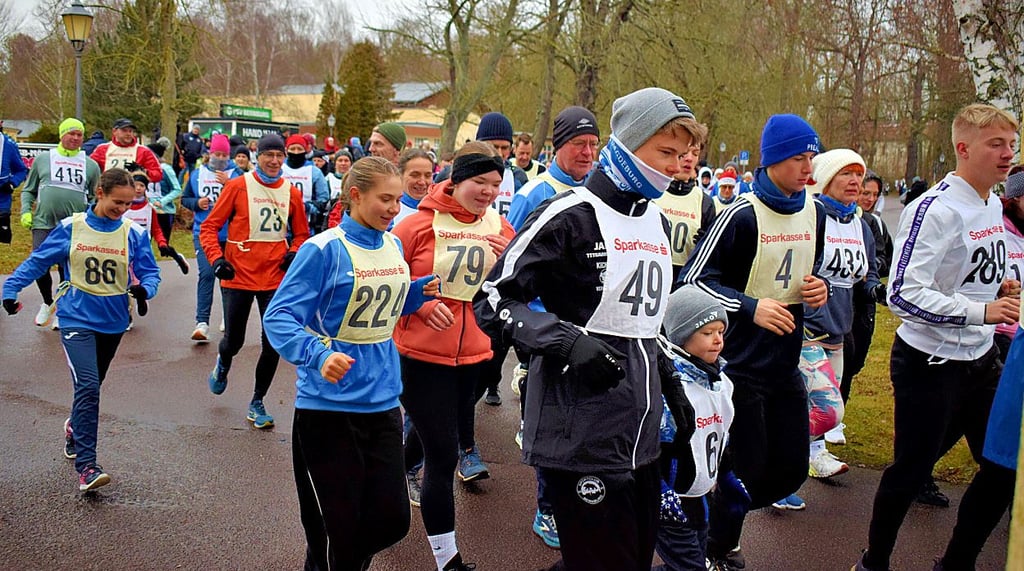 Kälteschutz war beim Silvesterlauf in Bernburgs Krumbholz unabdingbar. 