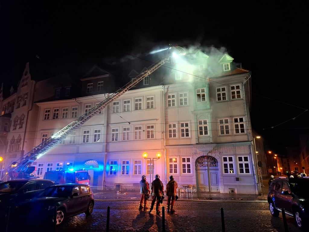 Das Feuer griff später auch auf weitere Dachstühle des historischen Gebäudekomplexes über.