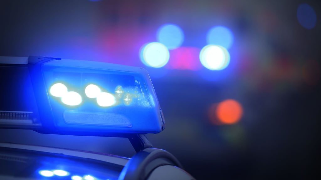 In Bad Dürrenberg im Saalekreis hat die Polizei in der Silvesternacht einen 47 Jahre alten Mann in Verhinderungsgewahrsam genommen.