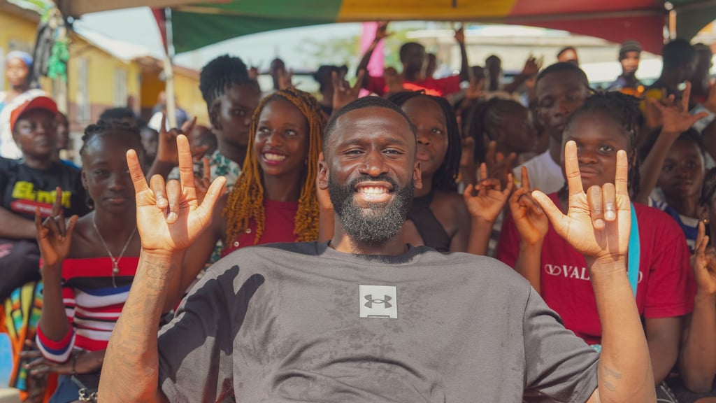 Antonio Rüdiger besuchte in der Weihnachtspause Sierra Leone, hier eine Schule in Freetown.