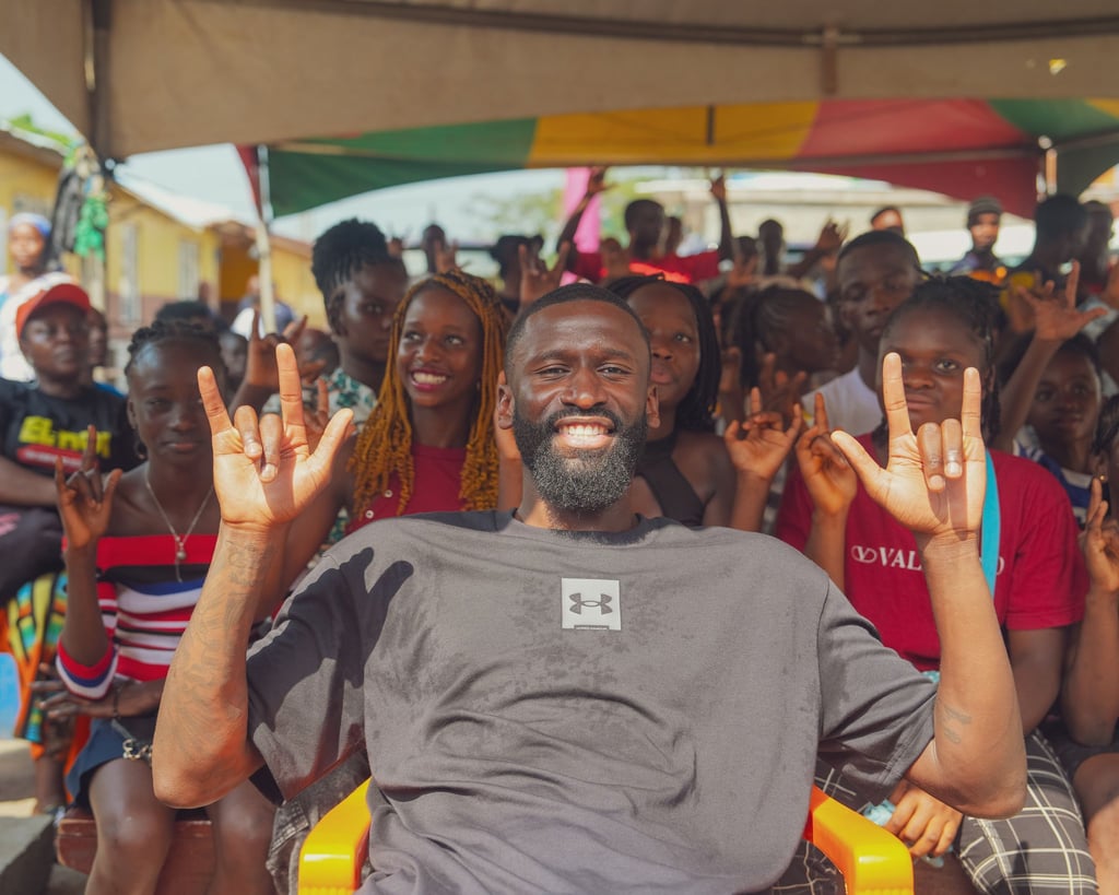 Antonio Rüdiger besuchte in der Weihnachtspause Sierra Leone, hier eine Schule in Freetown.