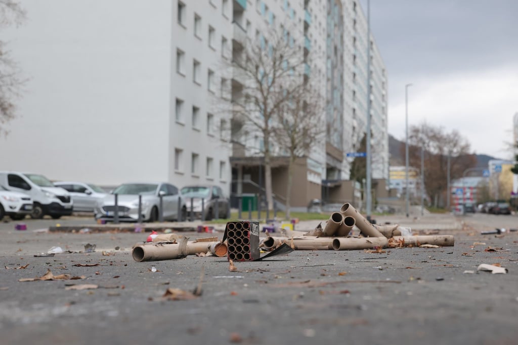 Der Rauch der Silvesterknaller hat sich verzogen, aber es bleibt auch so eher trüb in den kommenden Tagen bei Wolken verhangenen Himmel und Schneeregen-, Schnee- und Graupelschauer.