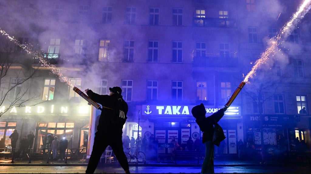 Wegen gefährlicher Böllerei nahm die Berliner Polizei mehr als 300 Menschen fest.