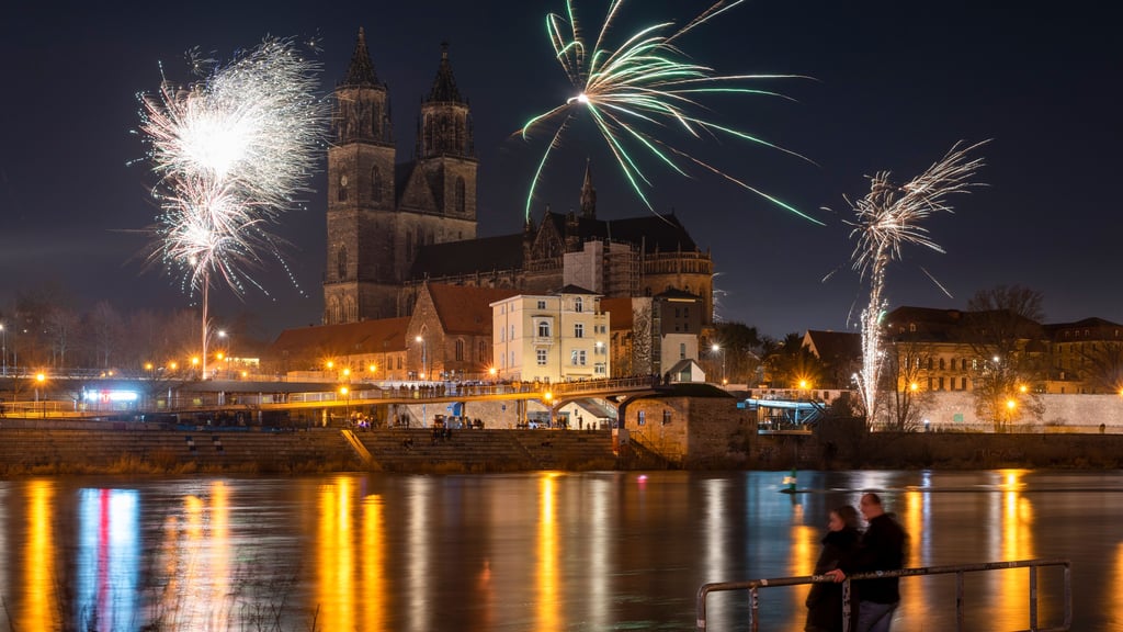 In der Silvesternacht 2026 kam es in Magdeburg zu mehreren Einsätzen von Feuerwehr und Rettungskräften. 