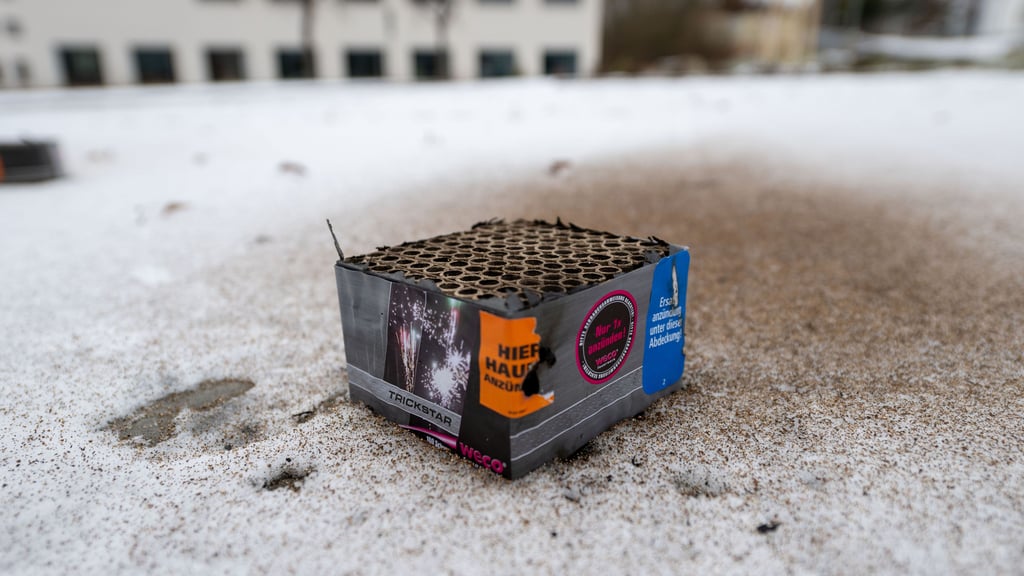 In der Silvesternacht hat ein 25-Jähriger in Wittenberg mit einer Feuerwerksbatterie auf andere Menschen gezielt und fünf Personen verletzt.&nbsp;