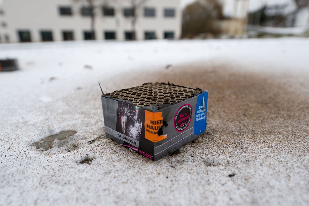 In der Silvesternacht hat ein 25-Jähriger in Wittenberg mit einer Feuerwerksbatterie auf andere Menschen gezielt und fünf Personen verletzt.&nbsp;