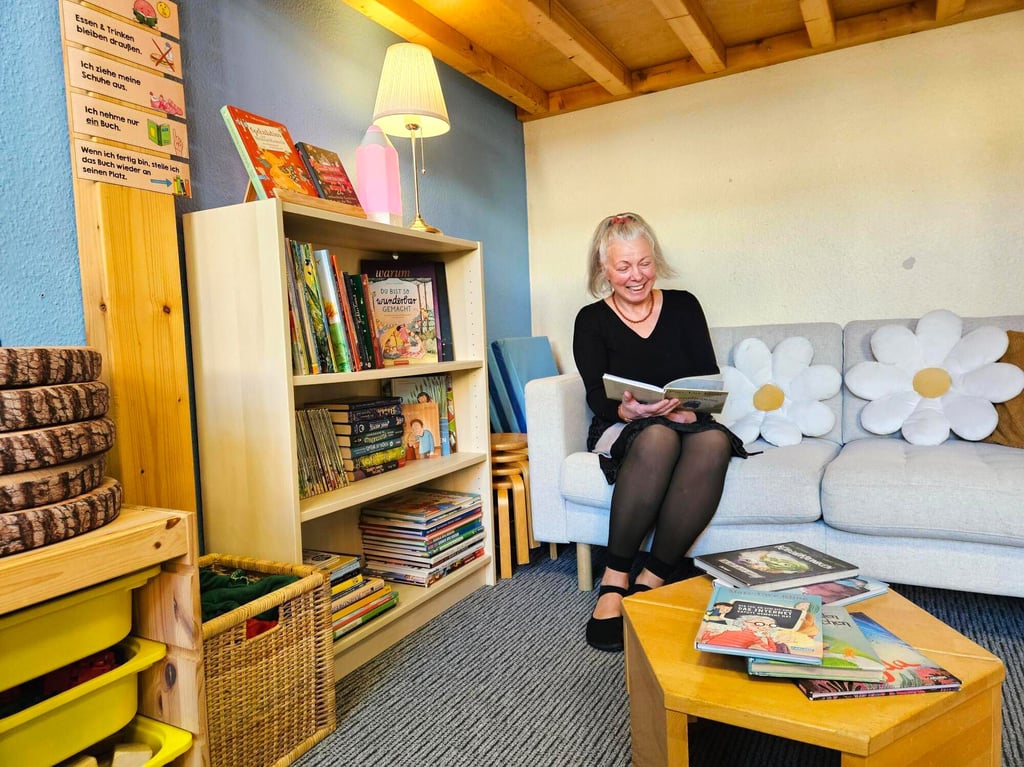 Liane Geidel leitet den Schulhort, in dem die Kinder häufig zum Buch greifen.  Smartphones oder Tablets werden hier gar nicht genutzt.