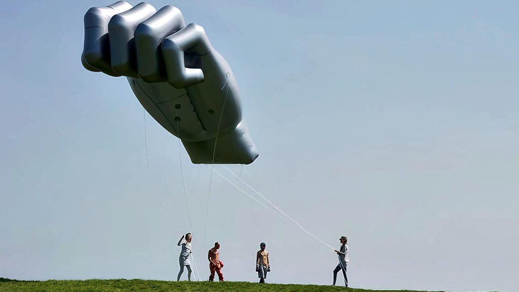 Video in der Wolfsburger Ausstellung: „Try Again. Fail Again. Fail Better.“ (Wieder versuchen. Wieder scheitern. Besser scheitern) von Anetta Mona Chisa &  Lucia Tkácová, aufgenommen im Jahr 2011