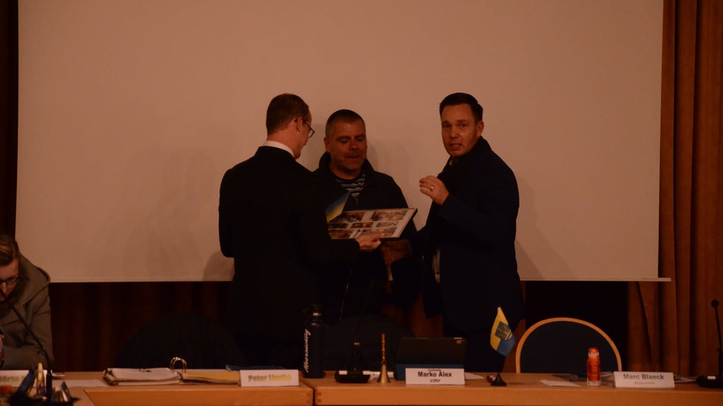 Eine besondere Collage als Abschiedsgeschenk: Fotos aus 26 Jahren Ehrenamt in der Kommunalpolitik.