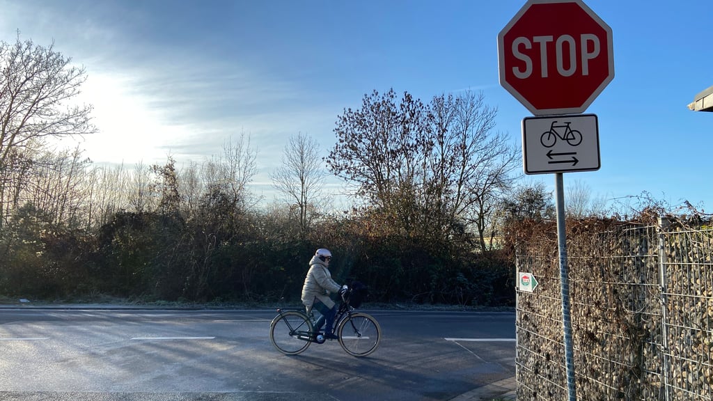 Blick auf die Kreuzung Gübser Weg/Leineweberstraße in Magdeburg. Kommunalpolitiker die Stadt auf, mögliche Verbesserungen der Sicherheit für Radfahrer zu prüfen.