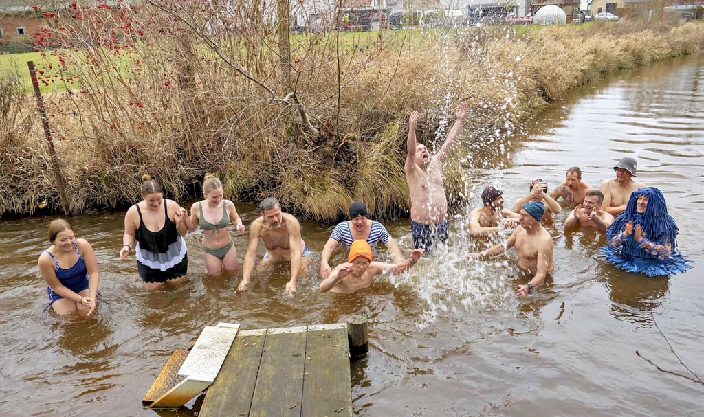 14 Mutige gab es diesmal, die das neue Jahr in Mühlstdt mit einem  Bad in der Rossel begrüßt haben. 