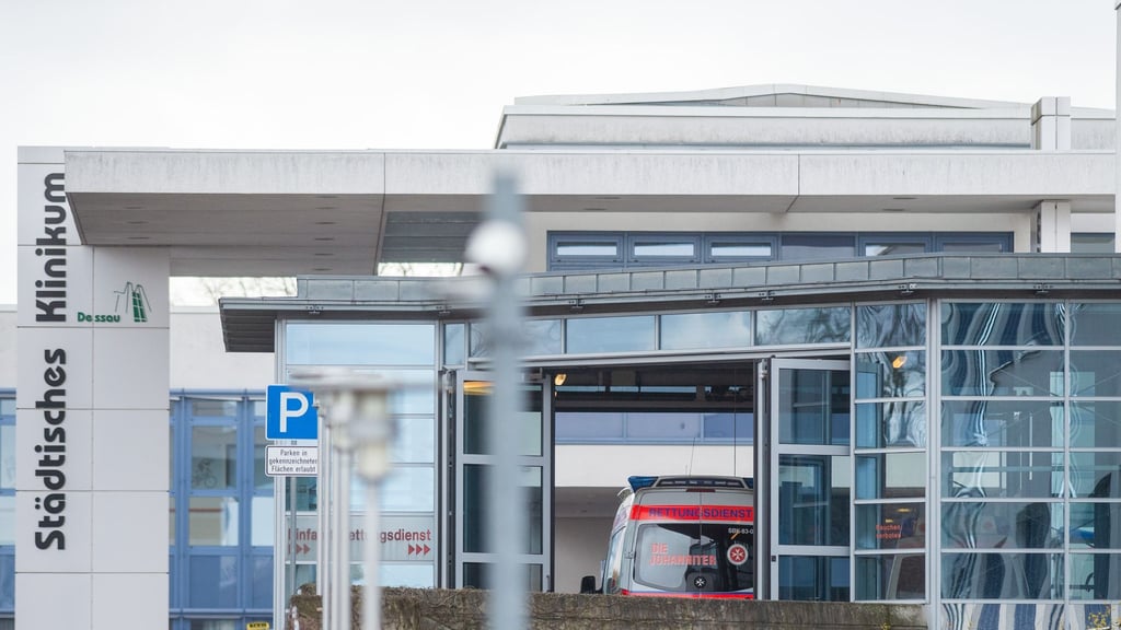 Das Städtische Klinikum Dessau kämpft mit massiven IT-Problemen in der Notaufnahme. (Archivbild)