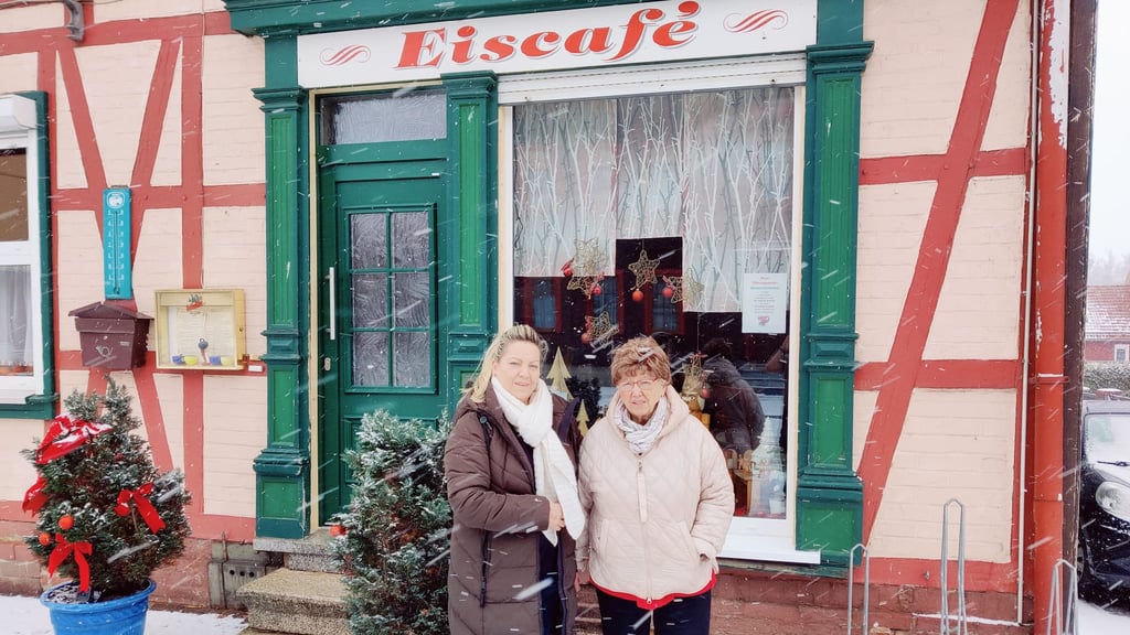 Antje Cajus (links) mit ihrer Mutter Renate Hartmann vor dem Eiscafé Hartmann in Hasselfelde.