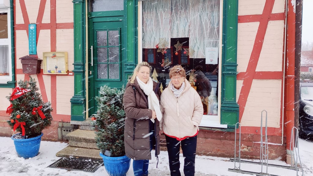 Antje Cajus (links) mit ihrer Mutter Renate Hartmann vor dem Eiscafé Hartmann in Hasselfelde. 1982 eröffnet steht jetzt ein Generationenwechsel an.&nbsp;