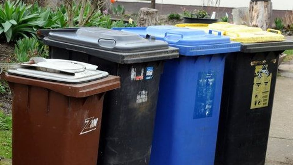 Der Müll wird regelmäßig abgeholt - nur wann? Den Tourenplan kann man bei der AJL jetzt nur noch digital abrufen. Wie das geht, zeigt das Video.