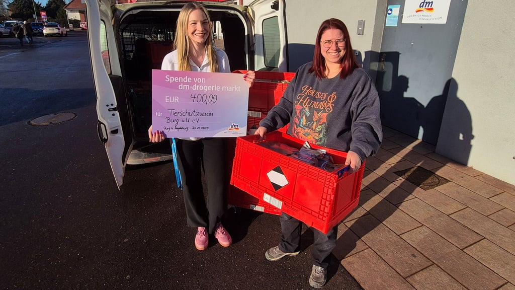 Eine Menge Kisten hatten dm-Filialleiterin Lara Schulz (l.) und Tierheimmitarbeiterin Lisa Berger zu verladen.