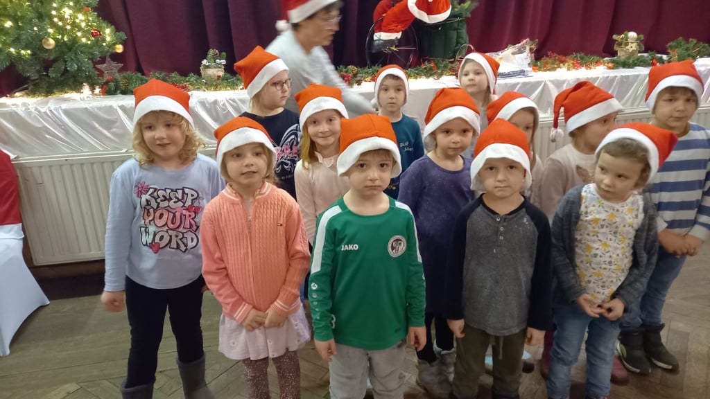 Die Kita- und Grundschulkinder haben eine besondere Überraschung für die Senioren mitgebracht: Ein kleines Programm aus adventlichen Gedichten und Liedern.