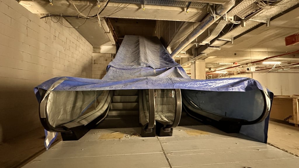 Die neue Rolltreppe für den Supermarkt wurde schon eingebaut.
