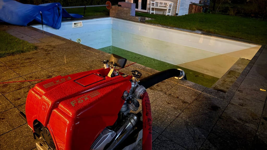 Bei dem Wohnhausbrand in Hessen (Landkreis Harz) in der Silvesternacht waren die Feuerwehrleute gezwungen aus benachbarten Pools abzupumpen, um die Flammen zu löschen.