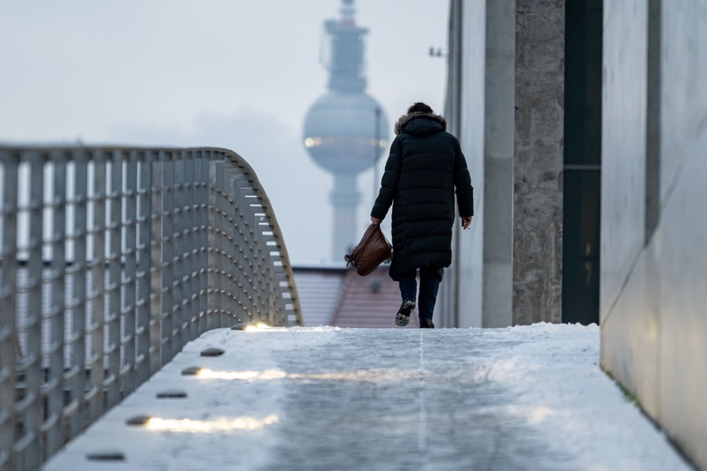 Stürmischer Wind, Schnee- und Graupelschauer sorgen am Wochenende in Berlin und Brandenburg für winterliche Verhältnisse. (Archivbild)