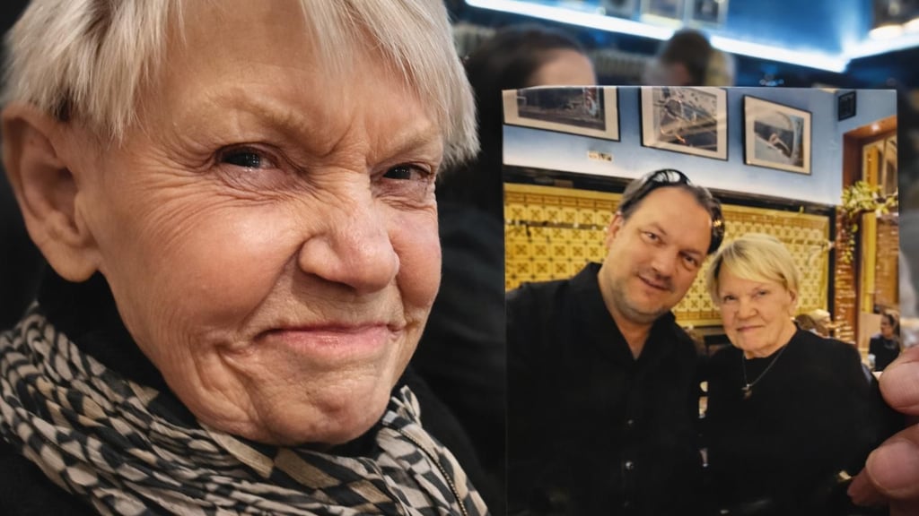 Helga Hoefert zeigt ein Foto von sich mit Schauspieler Charly Hübner, der im Sommer 2025 mehrfach in der Nachbarschaftsbar zu Gast war.