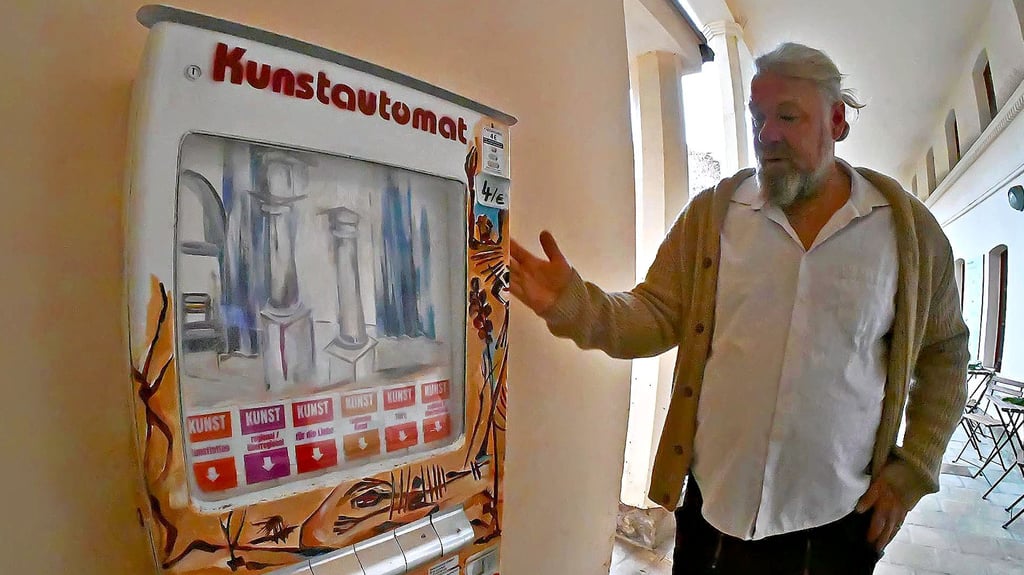 Lars Kaiser und seine Frau Jeanne installieren seit 2001 sogenannte Kunstautomaten an verschiedenen Orten – so auch im Ascherslebener Museumshof.