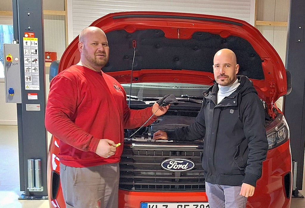 Marcus Olm (rechts) und Daniel Bahlecke arbeiten in der neuen Kfz-Werkstatt der Firma Elling im Klötzer Ortsteil  Nesenitz. 