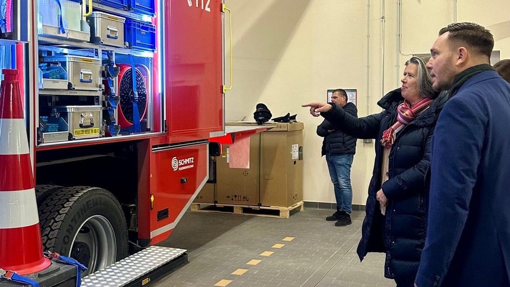 Innenministerin Tamara Zieschang (CDU) begutachtet mit Bürgermeister Marc Blanck  (CDU) den neuen Rüstwagen.