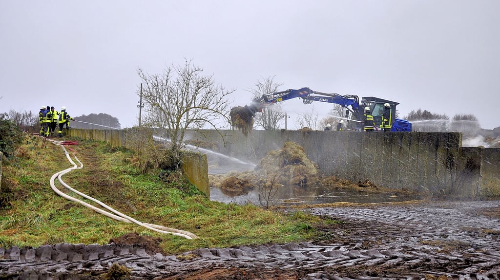 Gestern Mittag waren THW und Feuerwehr immer noch in Poritz dabei, das Stroh und Heu abzulöschen.