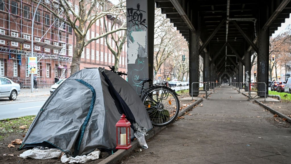 In Berlin übernachten auch im Winter viele obdachlose Menschen in Zelten. (Archivfoto)