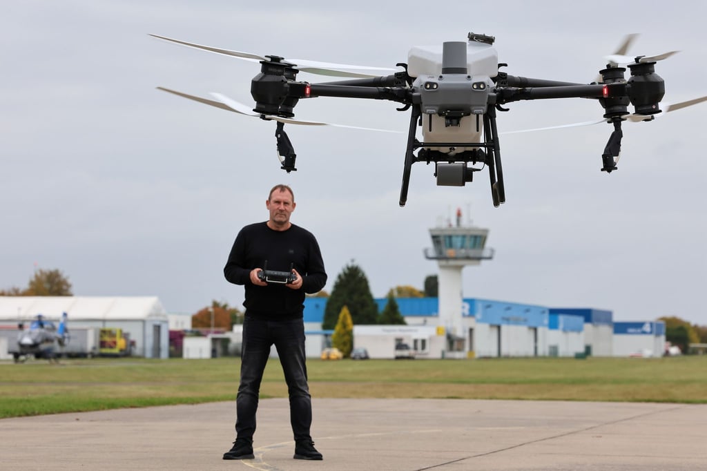 Peter Selig betreibt in Magdeburg eine Flugschule für Drohnen. (Archivbild)
