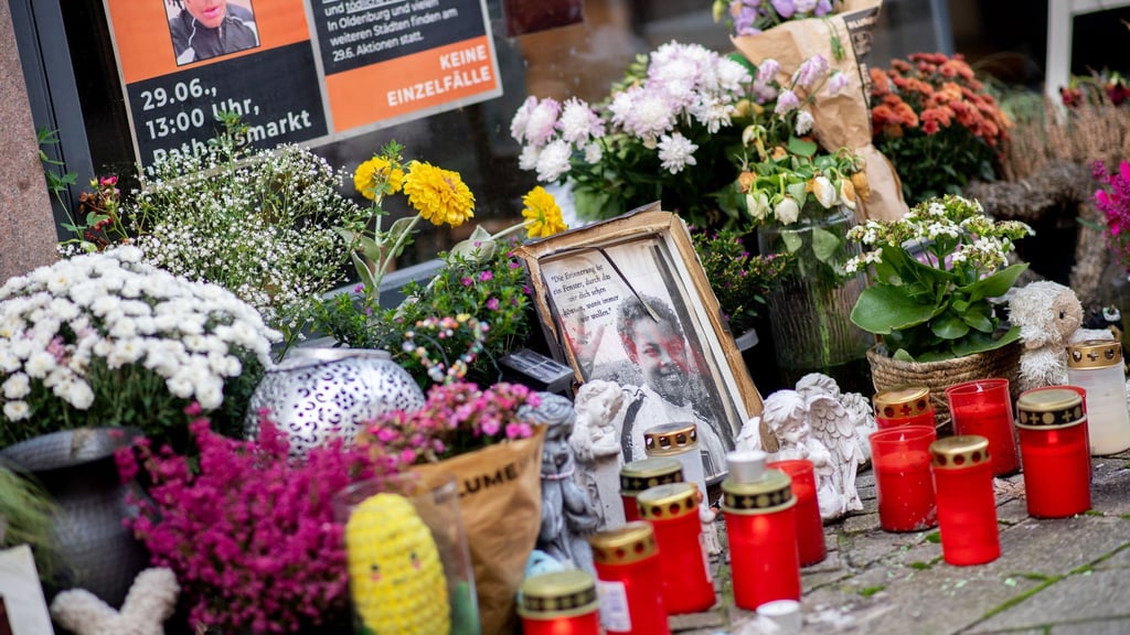 Kerzen und Blumen erinnern am Tatort an Lorenz. (Archivbild)