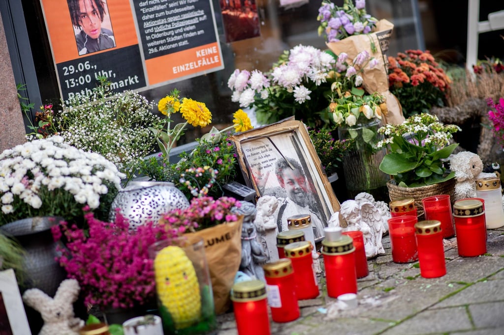 Kerzen und Blumen erinnern am Tatort an Lorenz. (Archivbild)