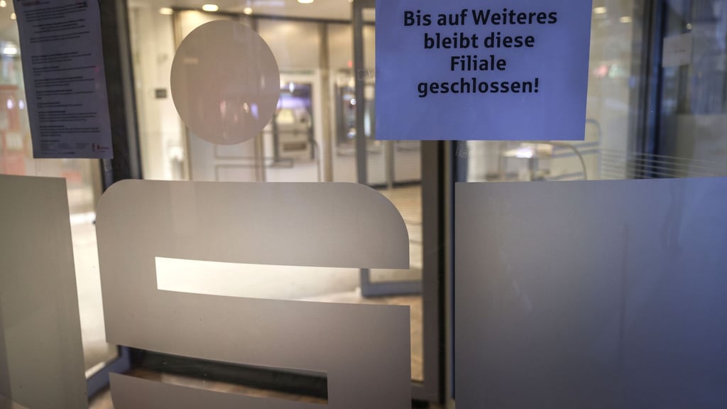 Ein Zettel mit der Aufschrift „Bis auf Weiteres bleibt diese Filiale geschlossen“ hängt am Eingang der Sparkassen-Filiale Gelsenkirchen-Buer.