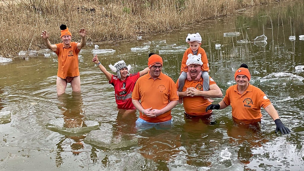 Anbaden 2026:  Hartmut Gibtner, Angela Reis von den Ferchländer Triathleten, Oliver Radzium als Gastbader, Jens Rohland mit Theo Keil  und Reiner Besing. 