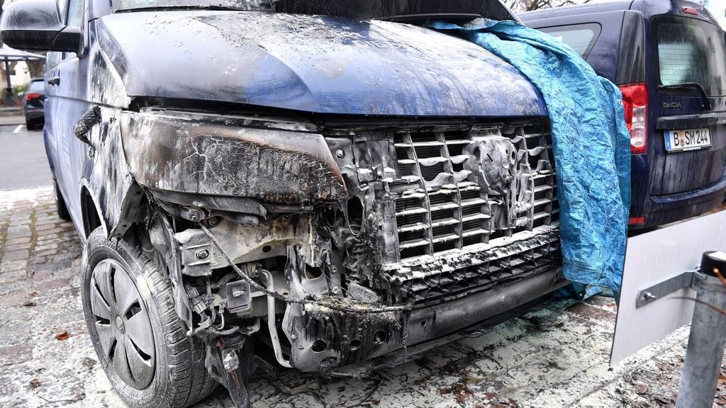 Auch der dritte Kältebus der Berliner Stadtmission ist durch einen Brand schwer beschädigt worden.