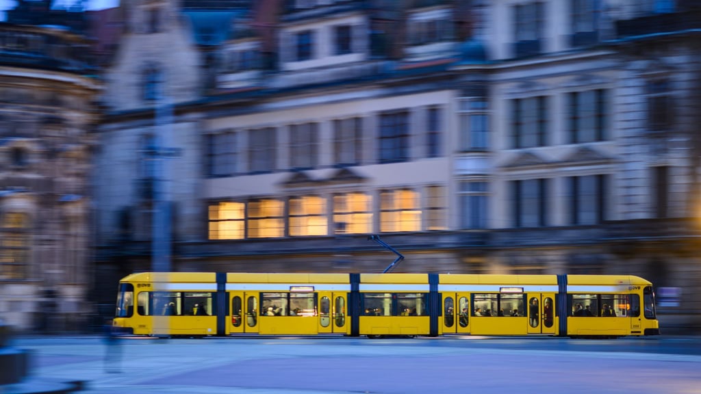 In einer Straßenbahn wurde in der Nacht zum 24. August ein 20-Jähriger mit einem Messer attackiert. (Symbolbild)