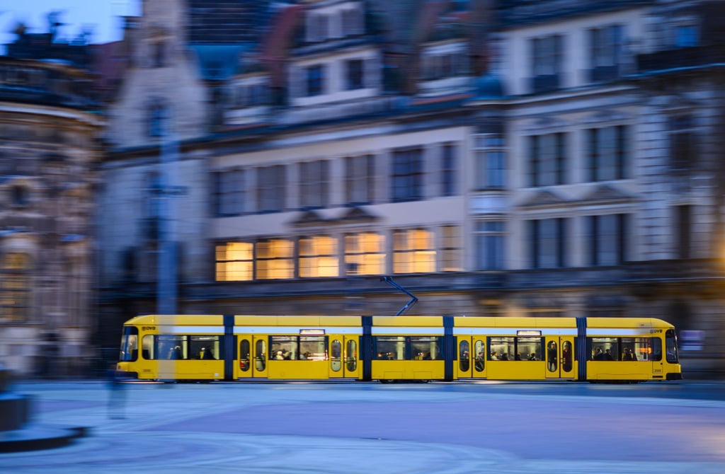 In einer Straßenbahn wurde in der Nacht zum 24. August ein 20-Jähriger mit einem Messer attackiert. (Symbolbild)