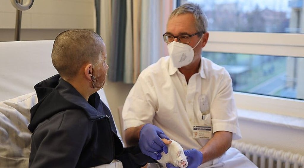 Rund 100 Brandopfer jährlich: Professor Frank Siemers, Chef des Brandverletztenzentrums am BG Klinikum in Halle, am Patientenbett.