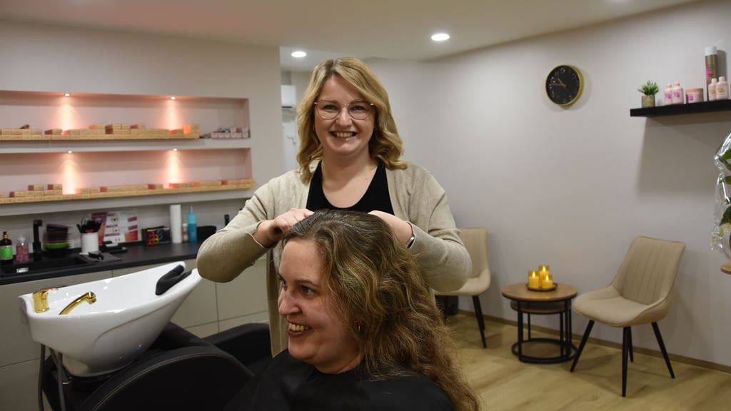 Auch Kundin Katrin Spiekermann, die von weit herkommt, hält ihrer langjährigen Friseurin Franziska Schmidt nach deren Neustart die Treue.