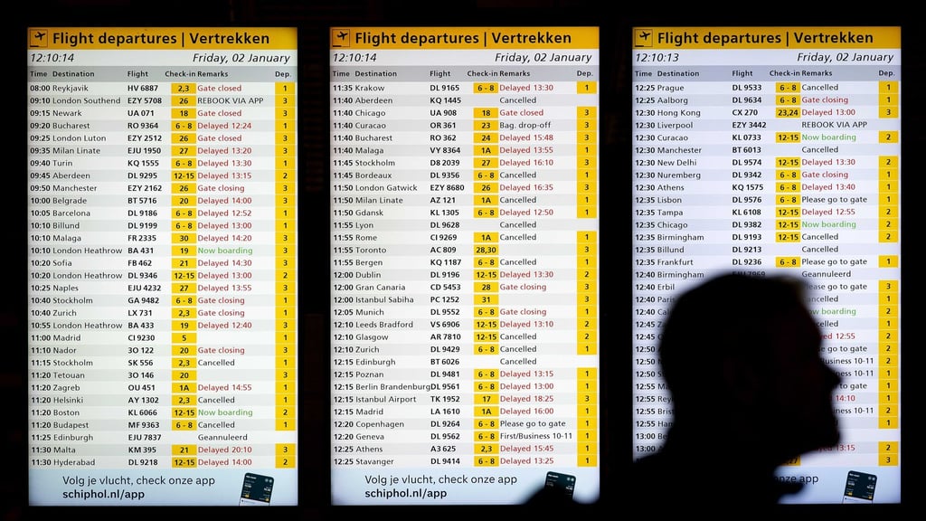 Ein Wintereinbruch sorgt am Amsterdamer Flughafen Schiphol für Flugstreichungen und Verspätungen.