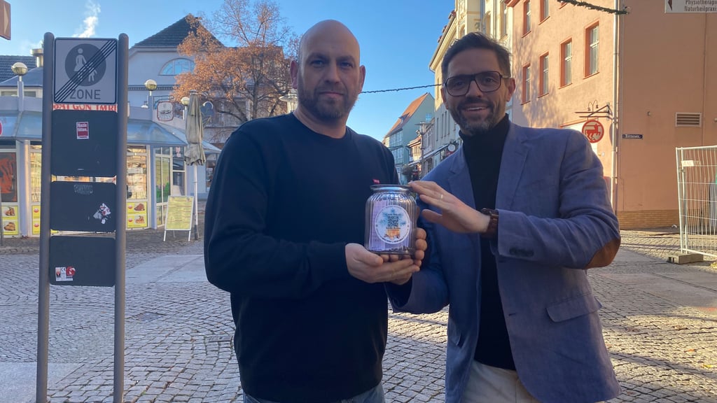 Die beiden Initiatoren des Haldensleber Winterrätsels Michael Schleevoigt (l.) und Marco Schätzing sind mit der Resonanz auf die Aktion sehr zufrieden. 