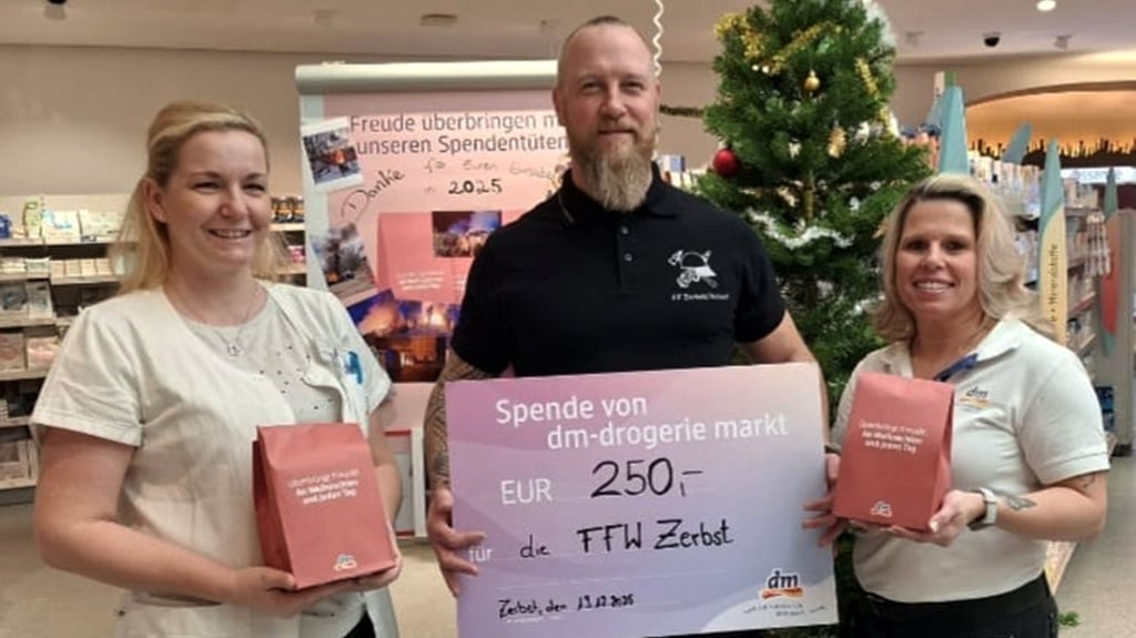 Filialleiterin Kathrin Neumann (links) und Marktmitarbeiterin Franziska Meißner haben kurz vor Weihnachten Präsente an die Zerbster Feuerwehr, an Ortswehrleiter Steffen Schneider  übergeben.
