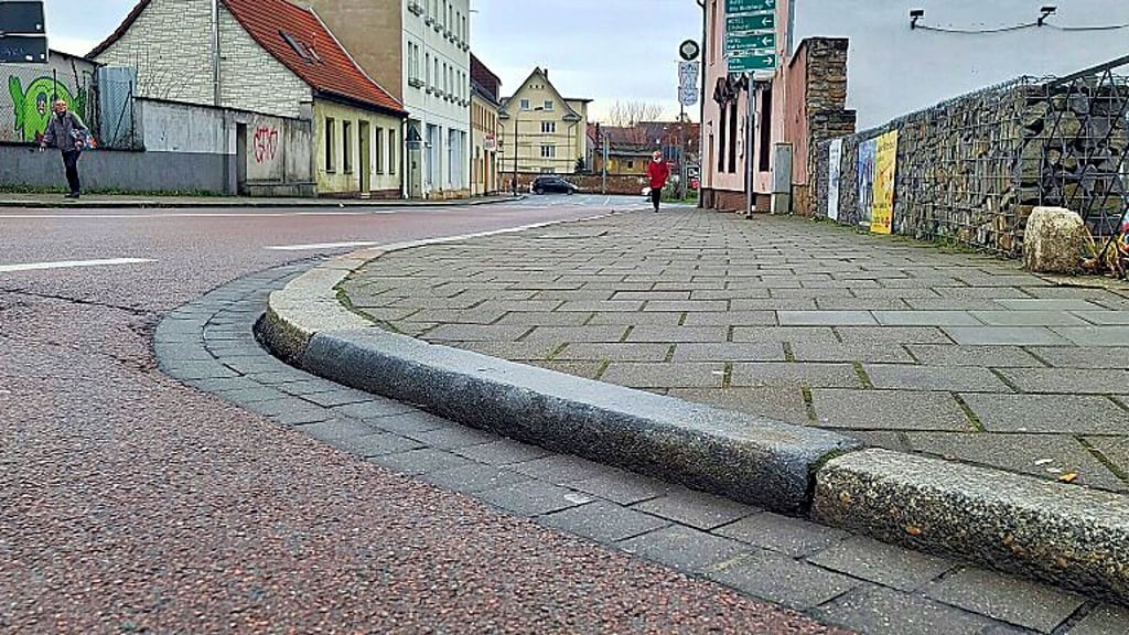 Rollstuhlfahrer kommen in Aschersleben nicht ohne Hilfe über diese Bordsteinkante an der Staßfurter Höhe Ecke Seegraben.  