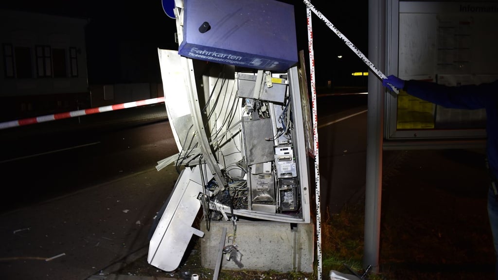 Am Bahnhof in Güsen ist ein Fahrkartenautomaten gesprengt worden.