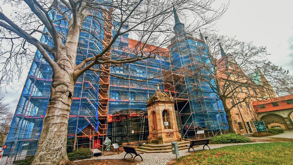 16 Millionen Euro für Hochbau, 7,2 Millionen für Schulen, dazu millionenschwere Projekte in Merseburg, Leuna, Landsberg und Querfurt. Die Kreisverwaltung zeigt, wo wirklich investiert wird. Die Sanierung der Fenster des Merseburger Schlosses ist ein Projekt von zahlreichen Vorhaben, die der Saalekreis 2026 umsetzen will. 