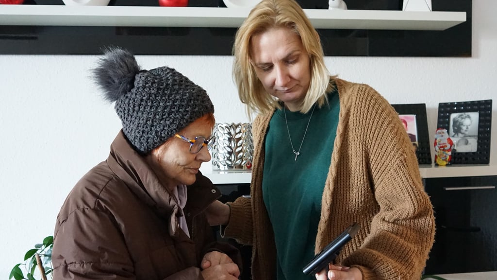 Barbara Werner friert seit Wochen in ihrer Wohnung, ebenso wie Doreen Funke sowie ihr Vater Burkhard Funke (nicht auf dem Foto).